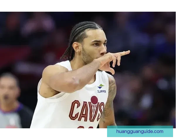 小米切尔突破肘击格雷姆斯面部被判一级恶意犯规 小米切尔突破肘击格雷姆斯面部被判一级恶意犯规